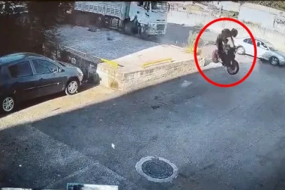 Motosiklet sürücüsünün öldüğü kazada kaldırımdaki yaya son anda kurtuldu; o anlar kamerada  