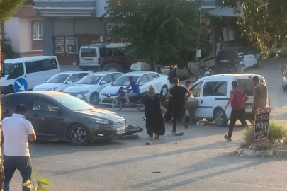 Otomobil ve hafif ticari araçla çarpışan motosikletin sürücüsü öldü; kaza anı kamerada