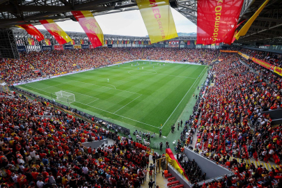 Göztepe ile Trabzonspor, İsmail Köybaşı'nın jübilesi için sahada