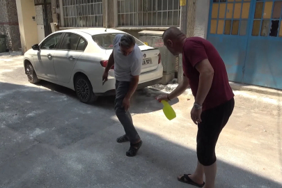 Sokağı istila eden pirelerden lavanta yağıyla korunmaya çalışıyorlar