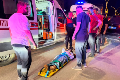 Otomobil, park halindeki 2 araca çarpıp devrildi; 4 yaralı