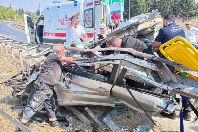 Bariyerlere çarpan otomobil, hurdaya döndü; sürücü ile eşi yaralandı