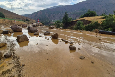 Heyelan nedeniyle Yedisu-Karlıova kara yolu ulaşıma kapandı