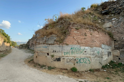 UNESCO geçici listesindeki İznik’te tarihi surlara sprey boyayla zarar verdiler