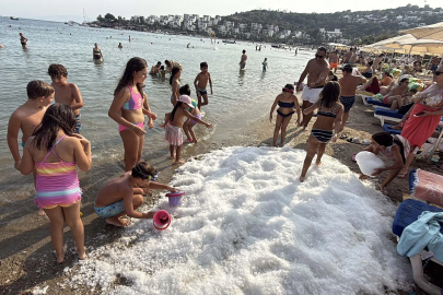 Bodrum’da sahile dökülen 2 ton buzla serinlediler