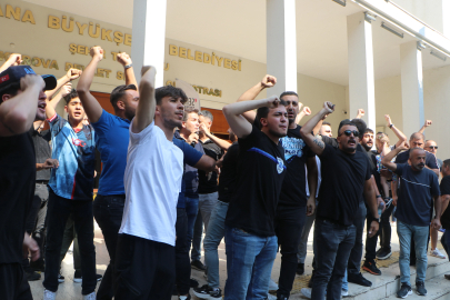 Adana Büyükşehir Belediyesi önünde taraftarların eyleminde gerginlik