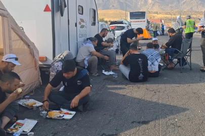 Irak sınırındaki Filistin Konvoyu’na günlük 3 öğün yemek desteği