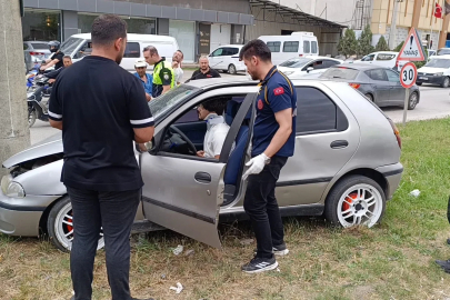 Beton direğe çarpan otomobilin sürücüsü yaralandı 