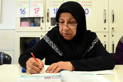 Otobüs durağında sorduğu soruya aldığı cevapla 56 yaşında okul sıralarına döndü