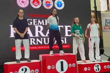 7'nci Uluslararası Gemlik Karate Şampiyonası'nda 2'nci olan Cemre Yenişehir'in gururu oldu