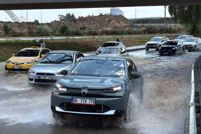 Adana'da sağanak ve rüzgar etkili oldu, yollar göle döndü