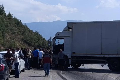 Bursa'da kamyon otomobile arkadan çarptı: 1 ölü, 2 yaralı