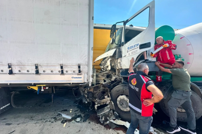 Sürücüsünün direksiyon başında uyuduğu beton mikseri 2 TIR’a çarptı; 1 yaralı 