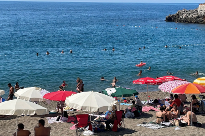 Zonguldak’ta 4 günlük denize girme yasağı sona erdi, plaj doldu