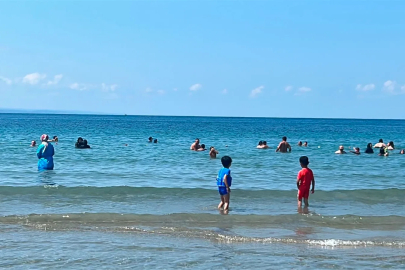 Kandıra'da deniz yasağı kalktı, plajlarda yoğunluk oluştu