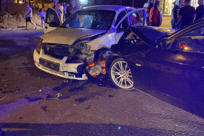 Bursa'da iki otomobil çarpıştı: 2 yaralı 