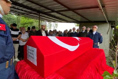 Merdivenli itfaiye aracıyla evine girerken kazada ölen uzman çavuş defnedildi