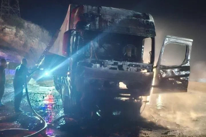 Hatay’da seyir halindeyken alev alan TIR yandı