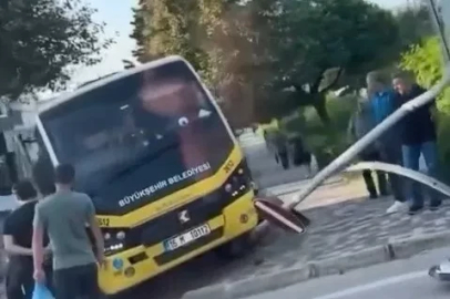 Bursa'da belediye minibüsü elektrik direğine çarptı: Kaza anı kamerada