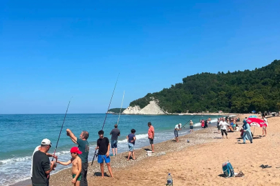 İstavrit kıyıya yaklaşınca plaj balık tutanlarla doldu