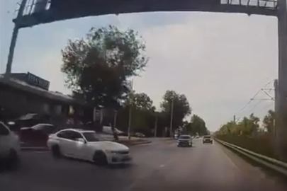 Yarışan iki otomobilin çarpıştığı kaza kamerada 
