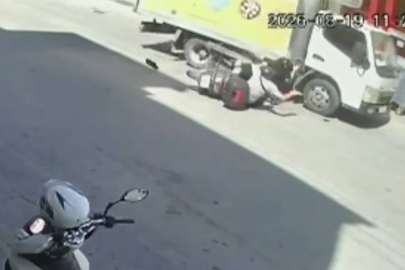 Motosiklet ile kamyonetin çarpıştığı kaza kamerada; 2 kardeş yaralı