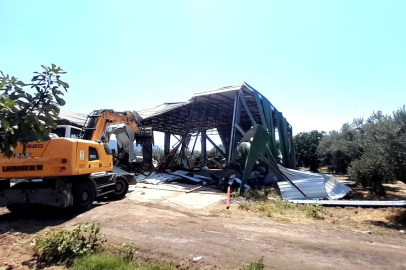 Osmangazi’de tarım alanına yapılan kaçak depo yıkıldı 