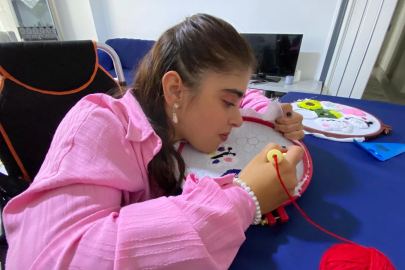 Doktorların ‘yaşamaz' dediği Ecenur 18 yaşına girdi; punch nakışında usta oldu