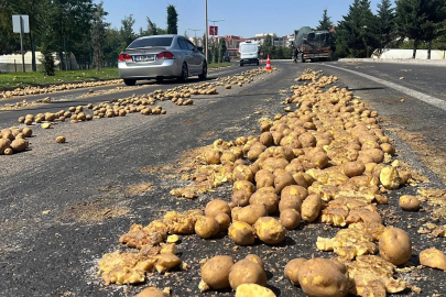 TIR’ın dorsesindeki 1 ton patates yola döküldü, ulaşım aksadı