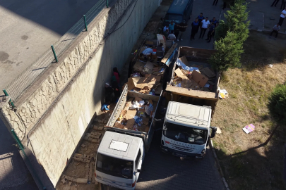 Anne ve oğlunun site içinde biriktirdiği 4 kamyon çöp temizlendi