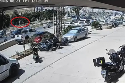 Yolun karşısına geçerken otomobilin çarptığı kadın öldü; kaza kamerada
