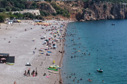 Antalya'da termometreler 40 dereceyi gösterdi, kent merkezi boş kaldı