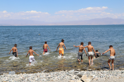Van Gölü'nün sodalı suyunda çocukların saçları yine sarıya döndü/Ek fotoğraflar