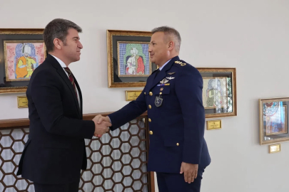 Merzifon 5'inci Ana Jet Üs Komutanı olarak atanan Alper Gezeravcı, Vali Bakan'ı ziyaret etti