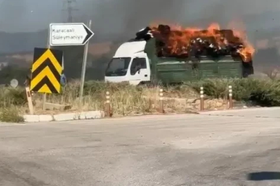 Seyir halindeki kamyondaki saman balyaları yandı; o anlar kamerada