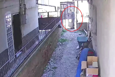 Hurdacı, binanın giriş kapısını söküp, çaldı: o anlar kamerada