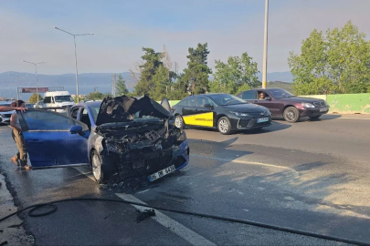 Seyir halindeki otomobil alev alev yandı