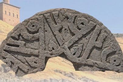 Selçuklu Mezarlığı'nda 'Hz. Muhammed'in ismi yer alan bezemeli taş bulundu