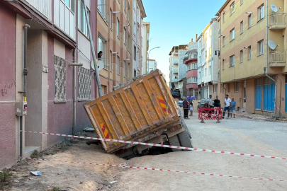 Hafriyat kamyonu, çöken yoldaki çukura düştü