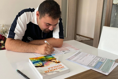 Otizmli Deniz Zekai, evde çalışarak moleküler biyoloji ve genetik bölümünü kazandı