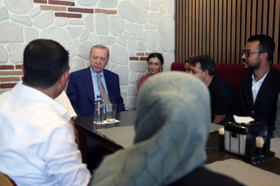 Cumhurbaşkanı Erdoğan, Üsküdar'da esnafı ziyaret etti