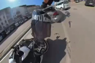 Otomobile çarpan motosikletin sürücüsü, metrelerce savruldu; kaza kask kamerasında