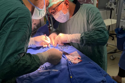 610 gram doğan Rüzgar bebeğe, yoğun bakım ünitesinde yatak başında kalp ameliyatı