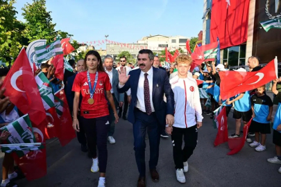 Yıldırım Belediyesi Yaz Spor Okulları’ndan mezun olan çocuklar sertifikalarını milli sporculardan aldı