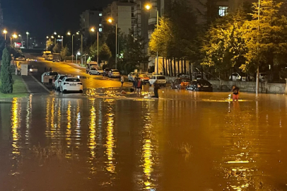 Kayseri'de sağanak sele dönüştü; yollar göle döndü (2)