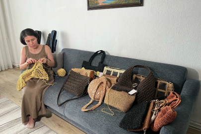 Görme engeline rağmen rengarenk çantalar örüyor