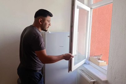 Evinin penceresine yuva yapan kumruya gözü gibi bakıyor