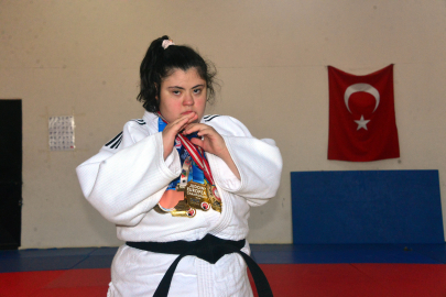 Down sendromlu Zeynep Sude, kendini korumak için başladığı judoda dünya şampiyonu oldu