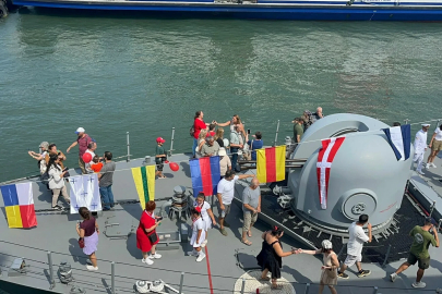 TCG Karşıyaka gemisi Zafer Bayramı'nda ilk kez ziyarete açıldı