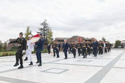 Bakan Güler, Devlet Büyükleri Anıt Mezarlığı’nı ziyaret etti